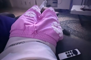 继续嘲讽范德法特！亚马尔TikTok晒半脱裤子看电视照片